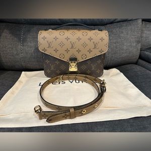 Pochette Metis in Reverse Monogram